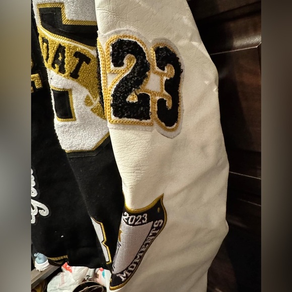 Sneaker gallery Chicago GOAT  Varsity Jacket MEDIUM new with tags faux leather - Picture 6 of 9